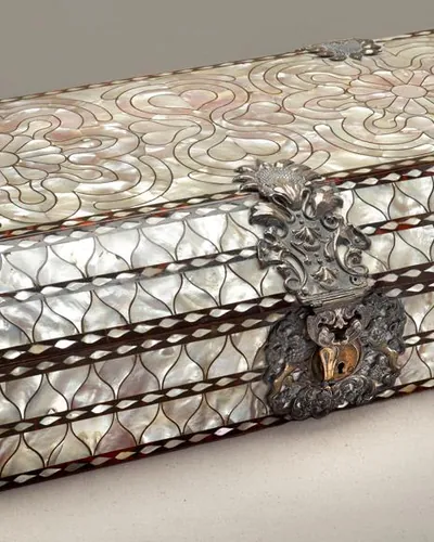 Cover image for What the Beautiful Box Carried