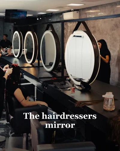 Cover image for The Hairdressers mirror